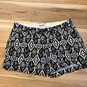 Old Navy black/white shorts size 6